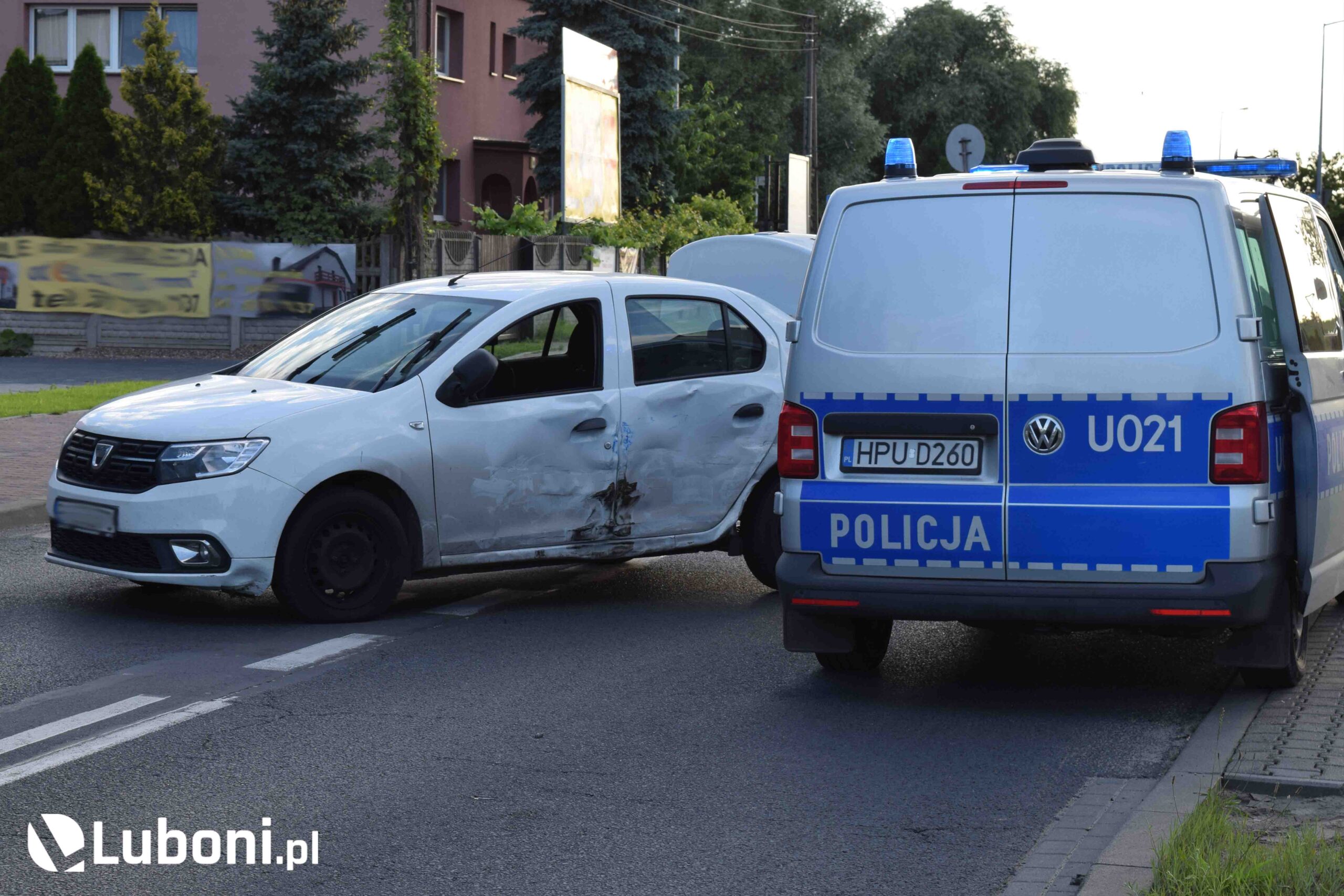 Podczas zatrzymania uciekającego przed pościgiem mężczyzny ruch na ulicy Puszkina w Luboniu wstrzymano