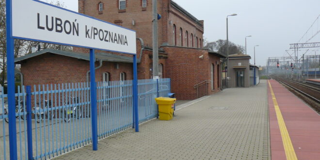 Przyjazd Kibiców Motoru Lublin na luboński dworzec PKP