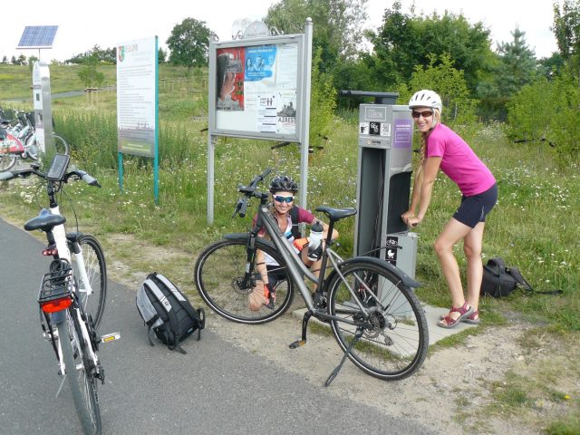 Panie Michalina i Kasia (z prawej), jak przystało na wytrawne cyklistki, na stacji roweru miejskiego przy Wzgórzu Papieskim, sprawdzały ciśnienie powietrza w oponach   fot. Paweł Wolniewicz