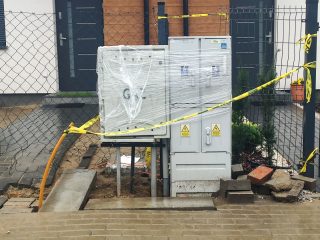 Uszkodzone skrzynki gazowe i elektryczne na ul. Chopina w Mosinie