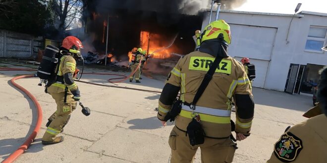 Pożar hali przy ul. Wczasowej – akcja gaśnicza;