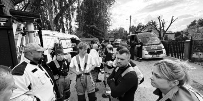Strażacy, policjanci i grupy poszukiwawcze podczas działań