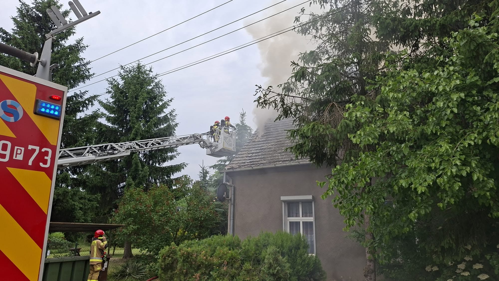 Pożar strawił poddasze budynku wielorodzinnego. Trzy osoby zdążyły uciec.