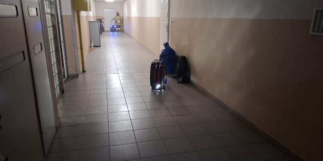 Po ugaszeniu pożaru strażacy wykorzystali wentylatory do usunięcia dymu z budynku. Po sprawdzeniu pomieszczeń mieszkańcy mogli wrócić do swoich lokali.